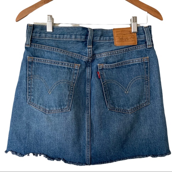 Levi’s Premium Button Fly Raw Hem Denim Skirt Women’s Size 26 Medium Wash - Picture 2 of 6